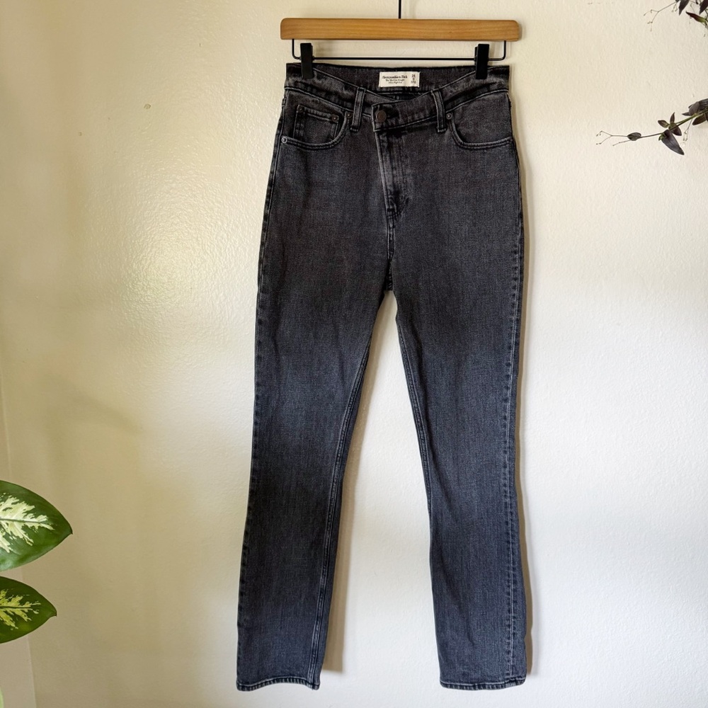 Abercrombie | Ultra High Rise 90’s Slim Straight Crossover Jeans